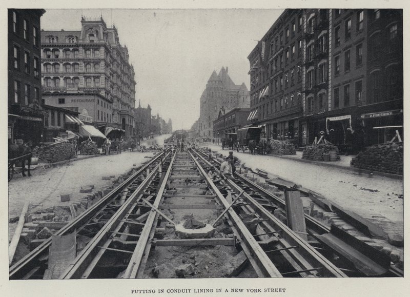 Installazione del rivestimento del condotto in una strada di New York da English Photographer
