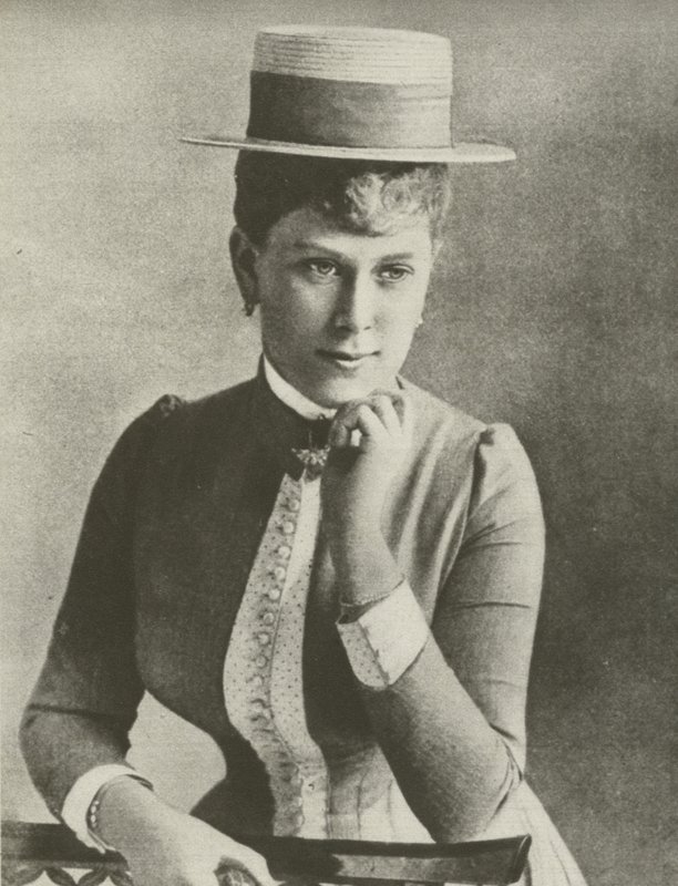 Regina Maria, a 18 anni, con un cappello di paglia da English Photographer