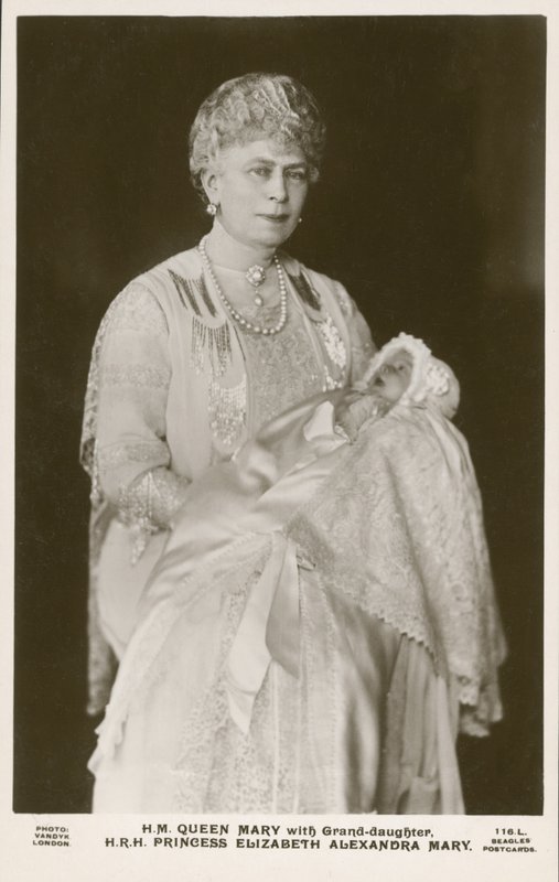Regina Maria, consorte di Re Giorgio V, con la sua nipote, Principessa Elisabetta da English Photographer