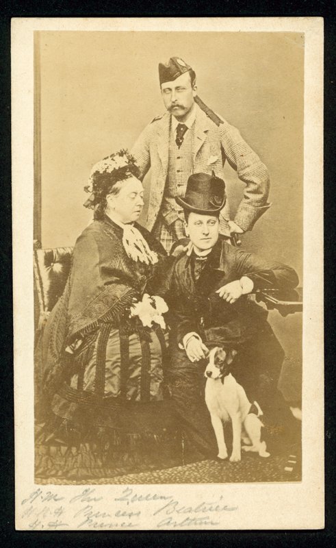 Regina Vittoria, Principessa Beatrice e Principe Arturo da English Photographer