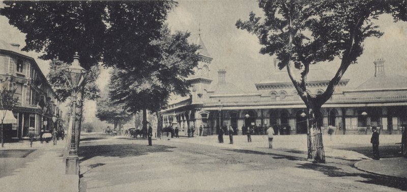 Stazione ferroviaria e Terminus Road a Eastbourne da English Photographer