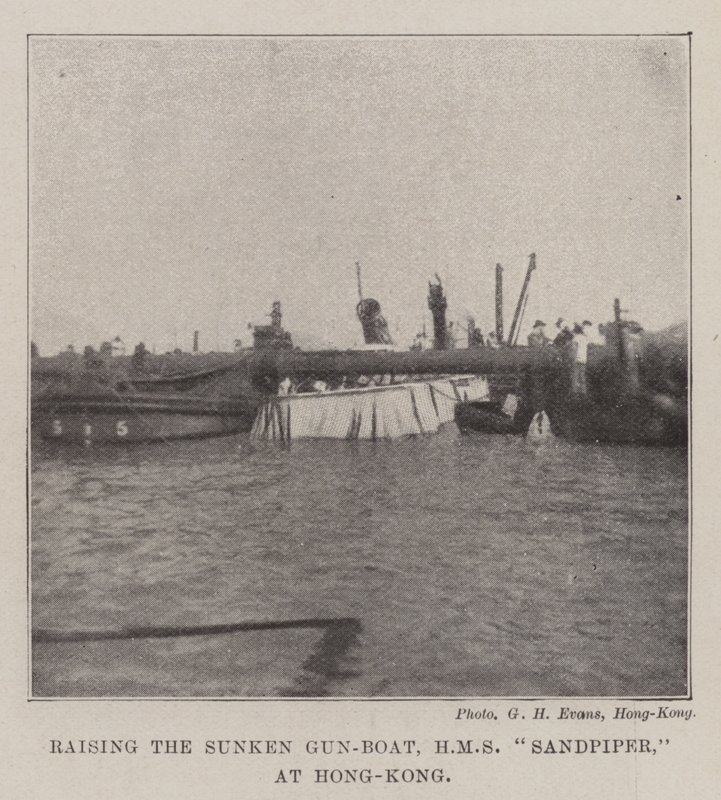 Il recupero della cannoniera affondata, HMS Sandpiper, a Hong Kong da English Photographer
