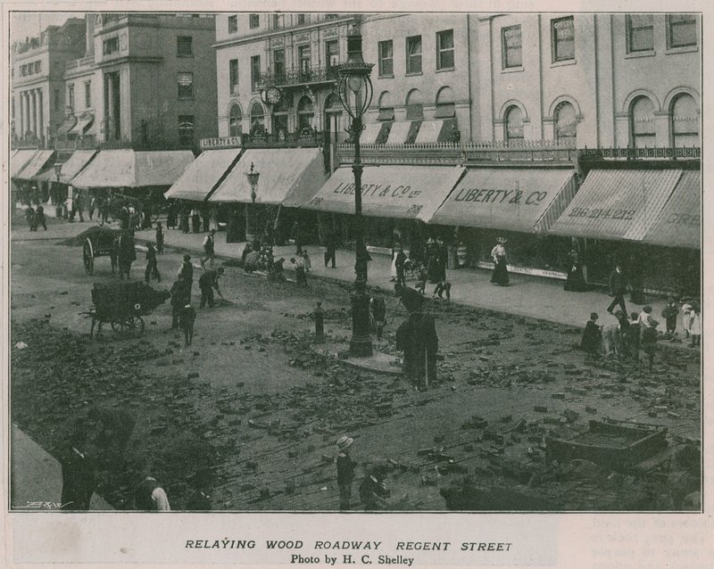 Riposizionamento della strada in legno, Regent Street da English Photographer
