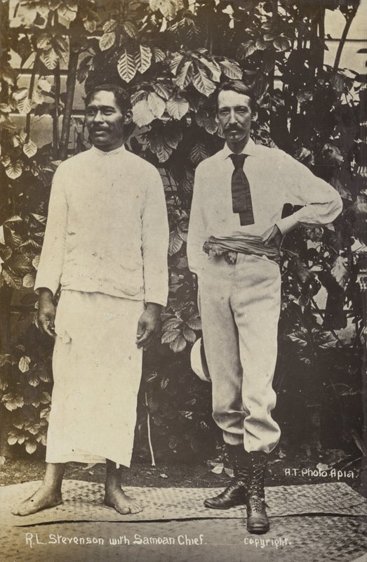 Robert Louis Stevenson con un capo samoano da English Photographer