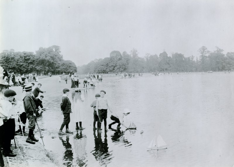 Round Pond, Kensington Gardens da English Photographer
