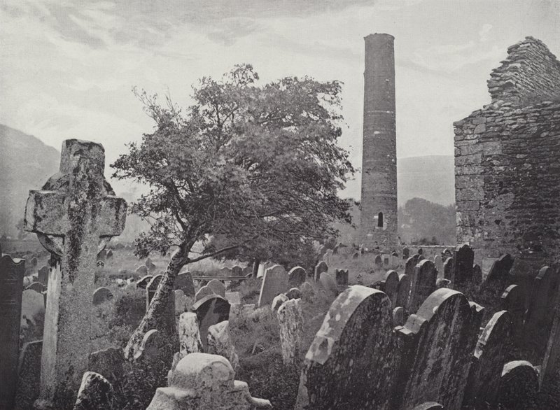 Torre Rotonda, Croce e Cucina di San Kevin, Glendalough da English Photographer