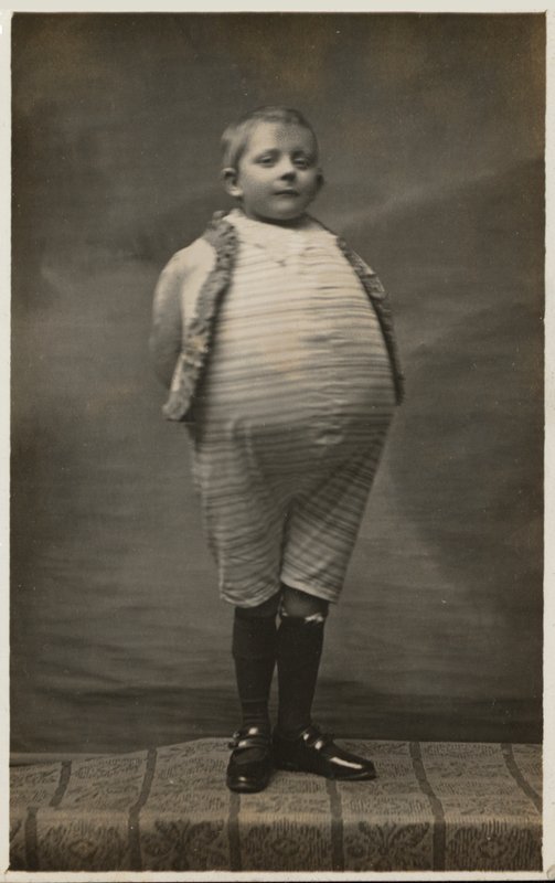 Scolaro, vestito per avere una pancia molto grande da English Photographer