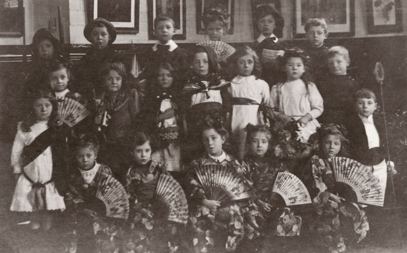 Bambini a scuola, Norfolk, inizio XX secolo (foto in b/n) da English Photographer