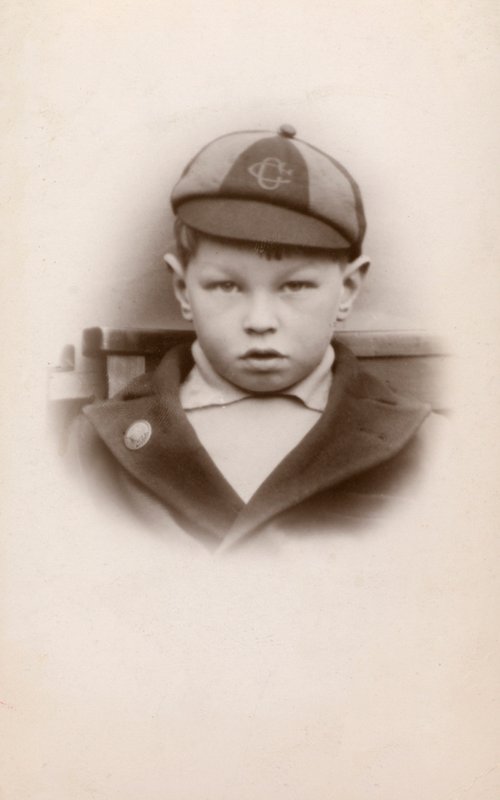 Scolaro in uniforme da English Photographer
