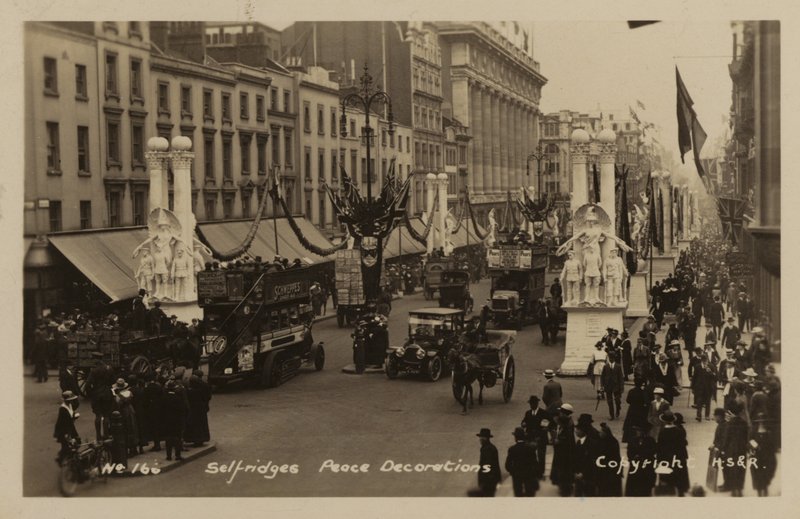 Selfridges, Decorazioni di Pace da English Photographer
