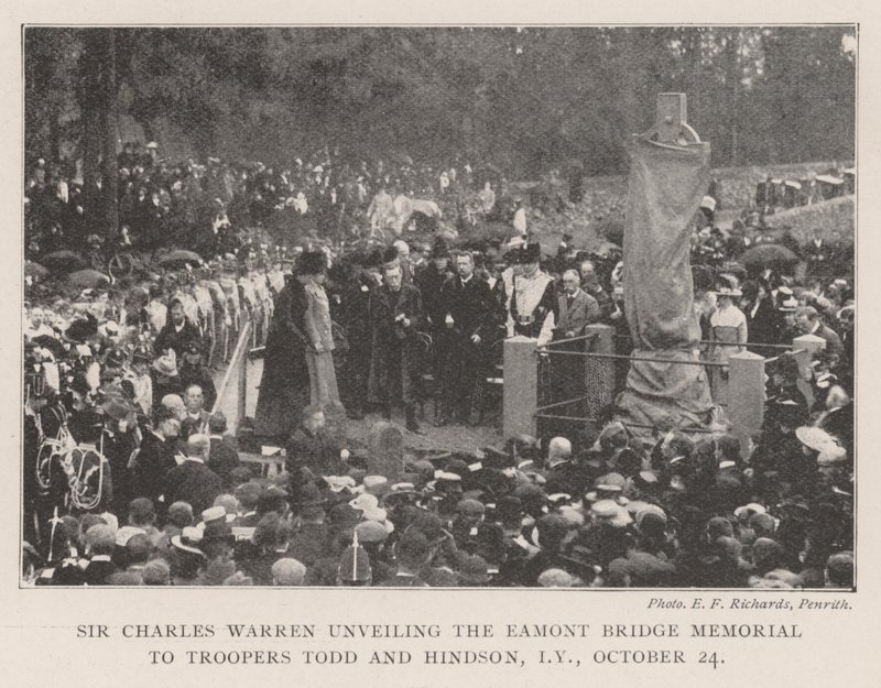 Sir Charles Warren svela il memoriale di Eamont Bridge ai soldati Tood e Hindson, Yeomanry Imperiale, 24 ottobre da English Photographer