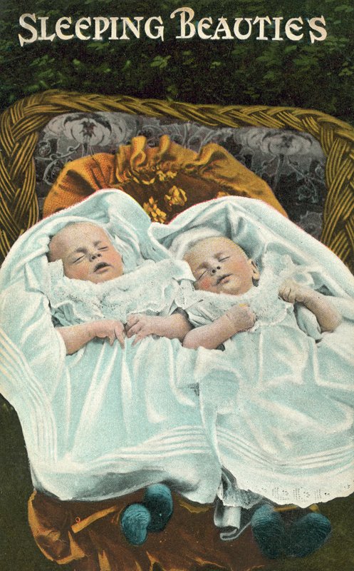 Bellezze addormentate, due bambini addormentati da English Photographer