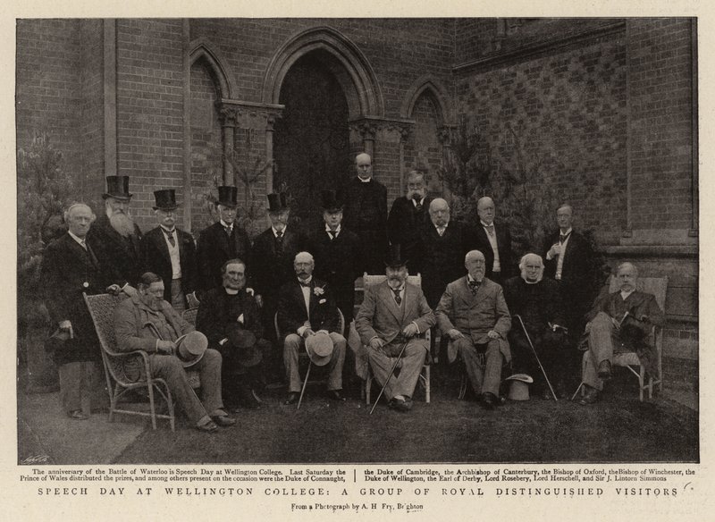 Giorno del discorso al Wellington College, un gruppo di visitatori reali distinti da English Photographer