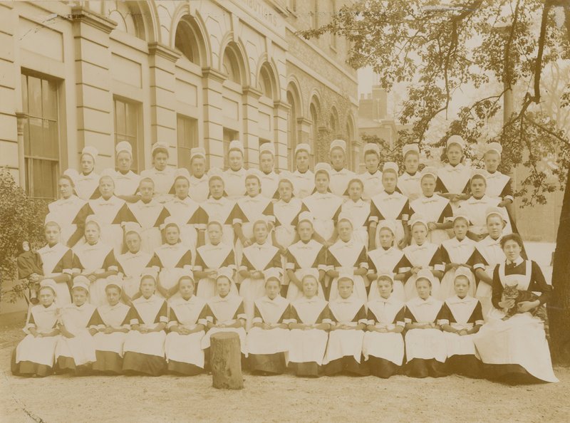 Scuola di carità per ragazze di St Marylebone da English Photographer