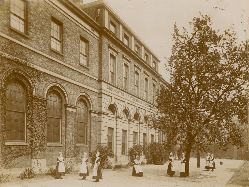 Scuola di carità per ragazze di St Marylebone da English Photographer