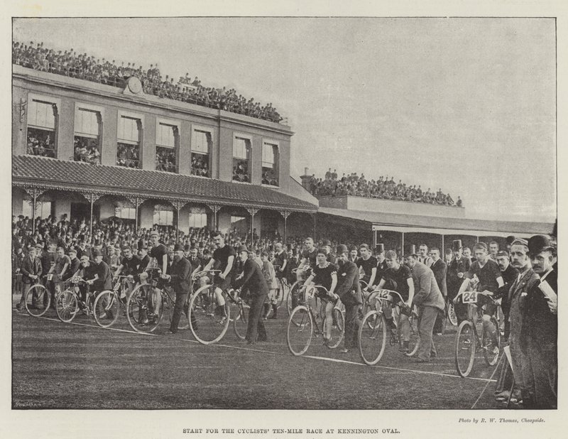 Partenza per la gara ciclistica di dieci miglia al Kennington Oval da English Photographer