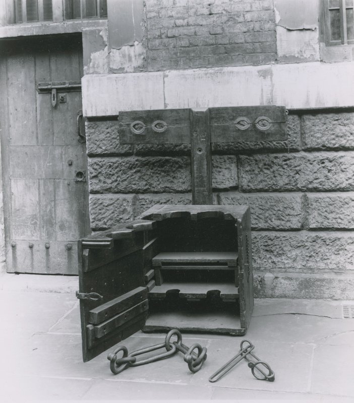 Ceppi e manette in mostra nella prigione di Newgate da English Photographer