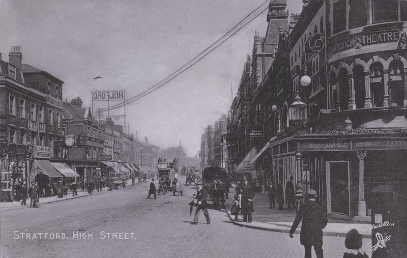 Stratford, High Street, con il Borough Theatre da English Photographer