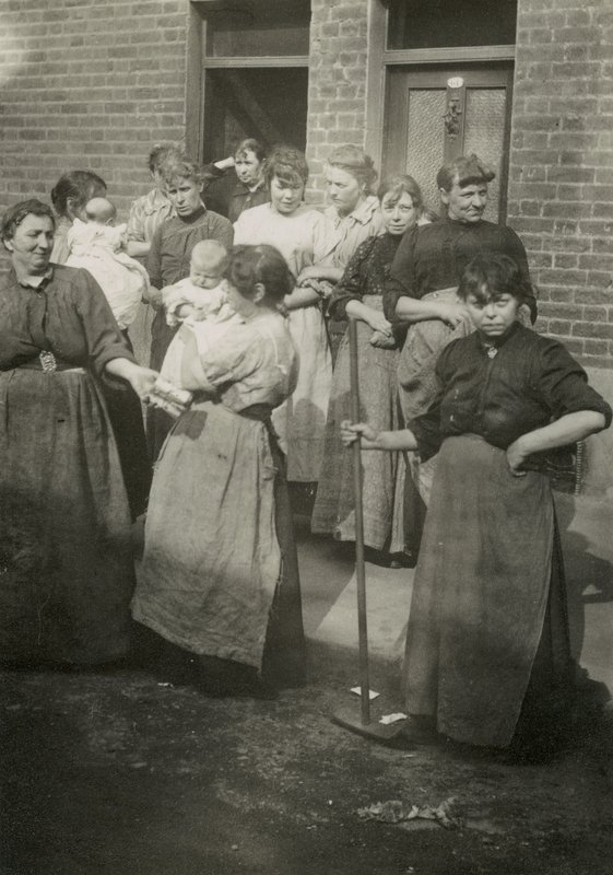Scena di strada, donne e bambini, Londra da English Photographer