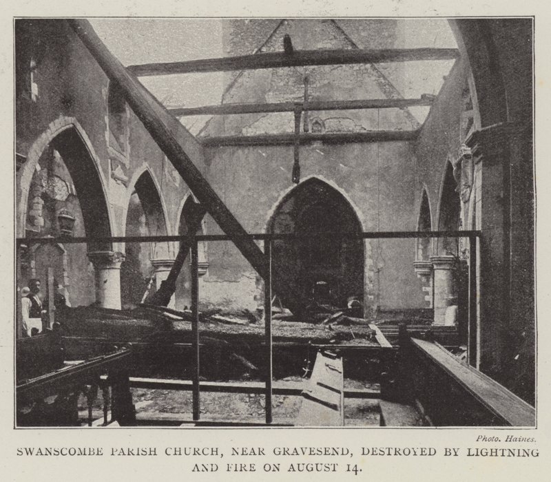La chiesa parrocchiale di Swanscombe, vicino a Gravesend, distrutta da fulmini e incendi il 14 agosto da English Photographer