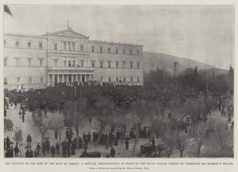 Il tentativo di attentato alla vita del re di Grecia, una dimostrazione popolare davanti al Palazzo Reale di Atene per celebrare la fuga di Sua Maestà da English Photographer
