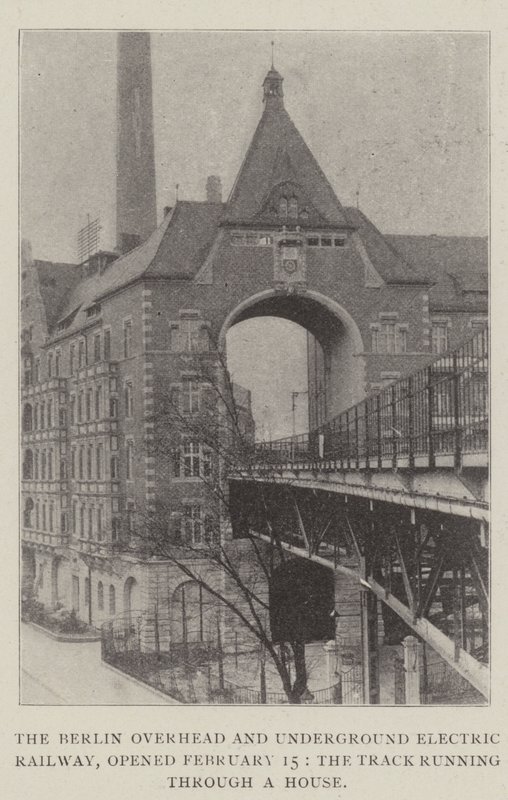 La ferrovia elettrica sopraelevata e sotterranea di Berlino, aperta il 15 febbraio, il binario che attraversa una casa da English Photographer