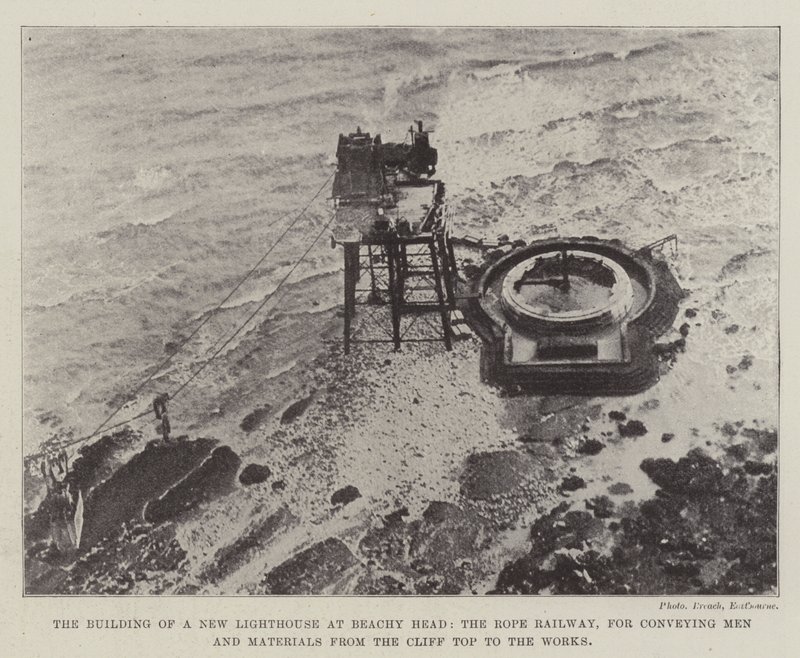 La costruzione di un nuovo faro a Beachy Head, la funivia per trasportare uomini e materiali dalla cima della scogliera ai lavori da English Photographer