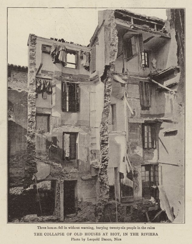 Il crollo delle vecchie case a Biot, nella Riviera da English Photographer