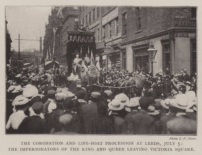 Die Krönungs- und Rettungsbootprozession in Leeds, 5. Juli, die Darsteller des Königs und der Königin verlassen den Victoria Square von English Photographer