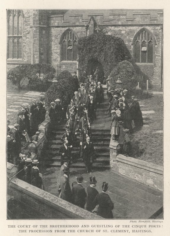 Il tribunale della fratellanza e del Guestling dei Cinque Porti, la processione dalla chiesa di San Clemente, Hastings da English Photographer