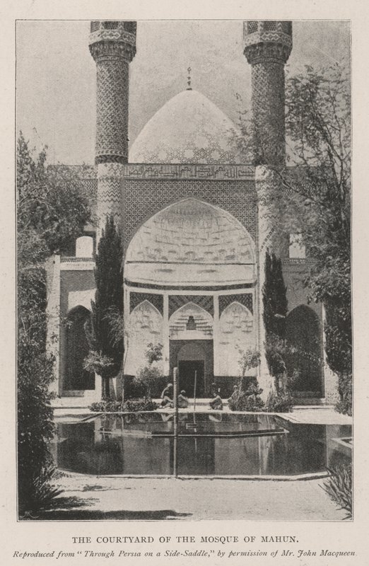 Il cortile della moschea di Mahun da English Photographer