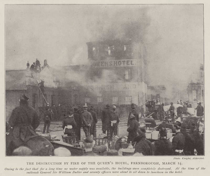 La distruzione per incendio del Queens Hotel, Farnborough, 14 marzo da English Photographer