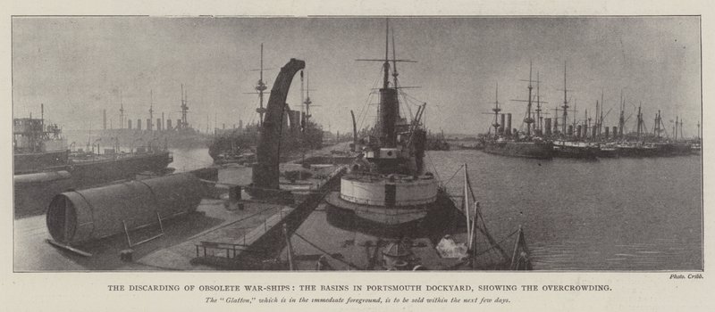 La dismissione delle navi da guerra obsolete, i bacini nel cantiere navale di Portsmouth, che mostrano il sovraffollamento da English Photographer