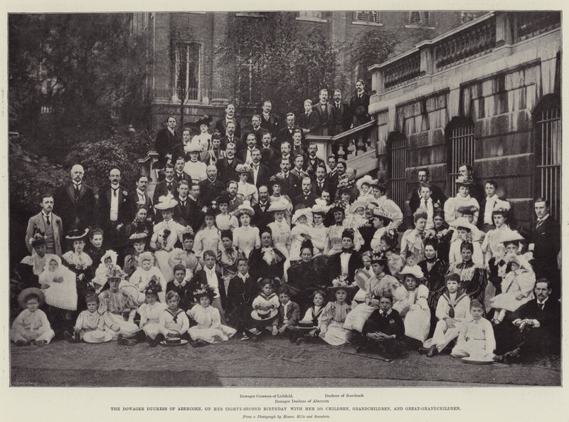 La Duchessa Vedova di Abercorn, nel suo Ottantaduesimo Compleanno con i suoi 101 Figli, Nipoti e Pronipoti da English Photographer