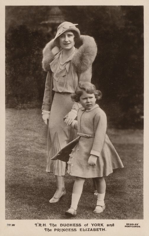 La Duchessa di York e la Principessa Elisabetta da English Photographer
