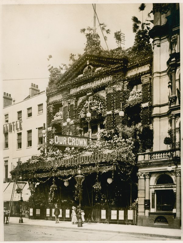 Empire Theatre, Leicester Square, Londra, decorato per il Giubileo di Diamante della Regina Vittoria, giugno 1897 da English Photographer
