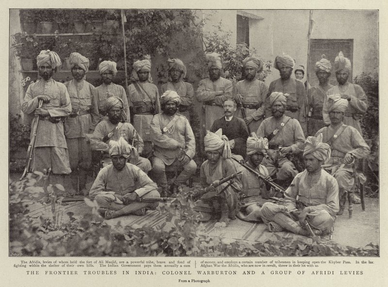 I problemi di frontiera in India, il Colonnello Warburton e un gruppo di Afridi Levies da English Photographer