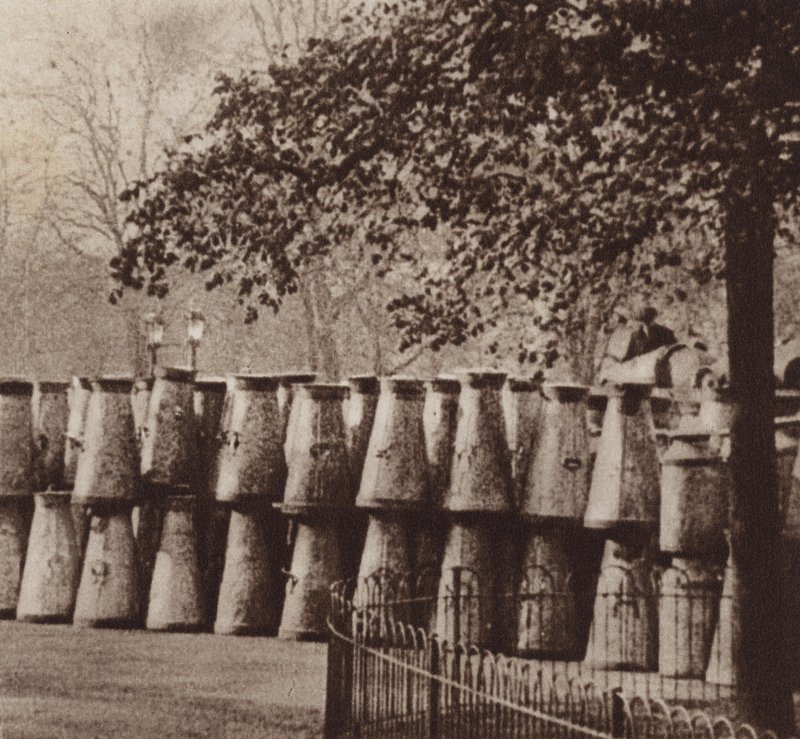 Lo sciopero generale del 1926, il deposito del latte a Hyde Park, Londra da English Photographer