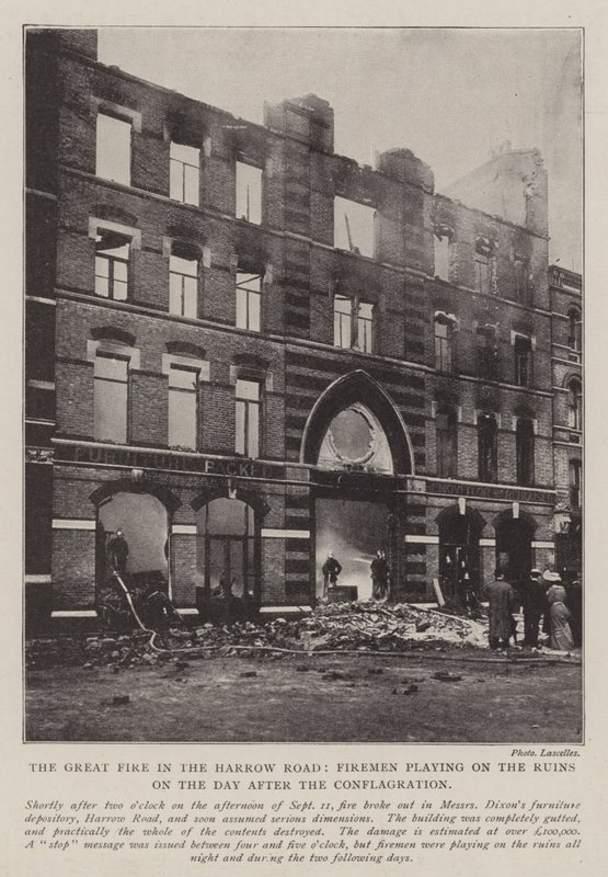Il grande incendio in Harrow Road, i pompieri che lavorano sulle rovine il giorno dopo il rogo da English Photographer