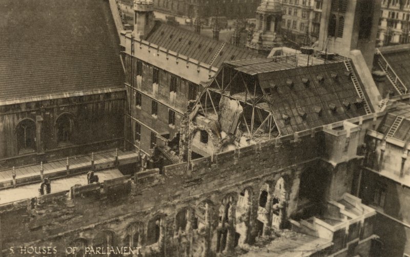 Le Case del Parlamento, Londra, che mostrano i danni delle bombe durante la Seconda Guerra Mondiale da English Photographer