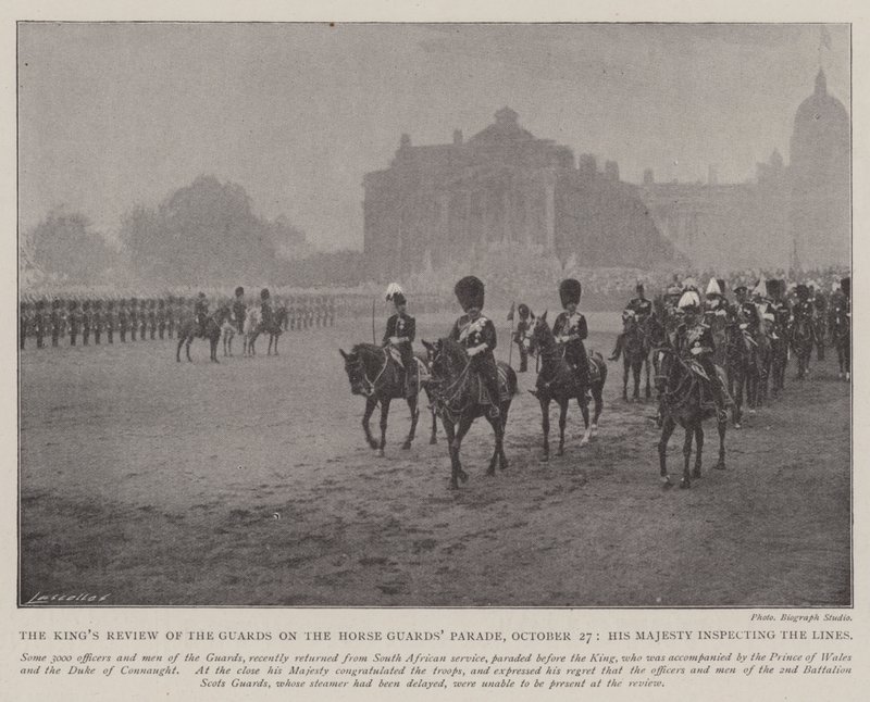 La revisione delle guardie da parte del re alla parata delle Horse Guards, 27 ottobre, Sua Maestà ispeziona le linee da English Photographer
