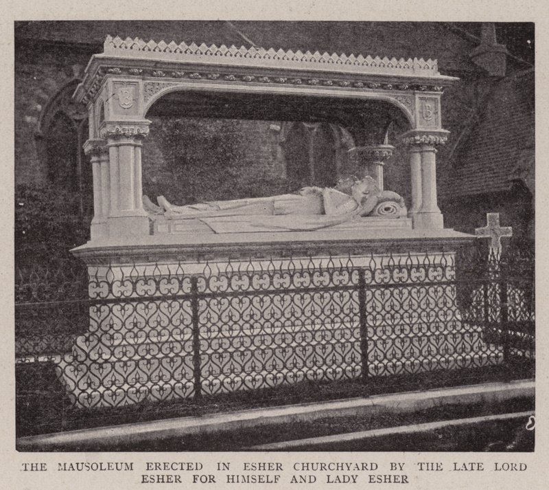 Il mausoleo eretto nel cimitero di Esher dal defunto Lord Esher per sé e Lady Esher da English Photographer