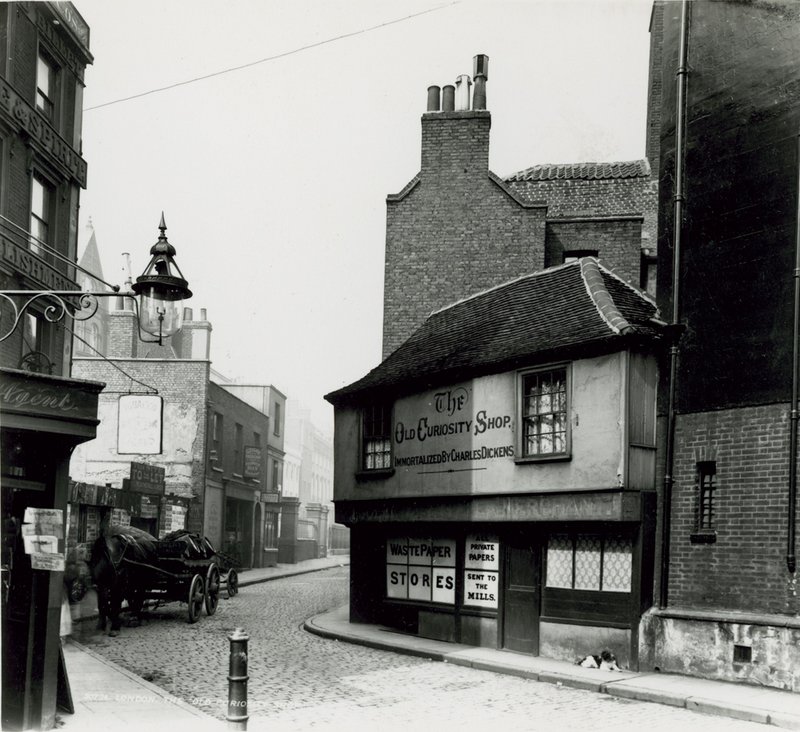 La Vecchia Bottega delle Curiosità, Portsmouth Street, Lincolns Inn Fields, Londra da English Photographer