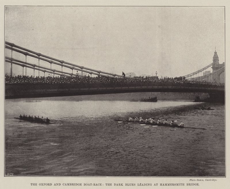 La gara di canottaggio Oxford e Cambridge, i Dark Blues in testa al ponte di Hammersmith da English Photographer