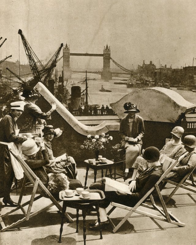 La piscina dal giardino sul tetto del Langbourne Club per donne della città da English Photographer