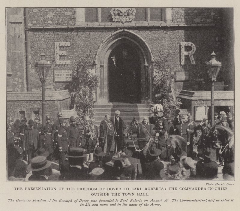 La presentazione della libertà di Dover a Earl Roberts, il comandante in capo fuori dal municipio da English Photographer