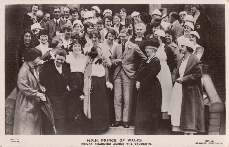 Il Principe di Galles (poi Re Edoardo VIII), con un gruppo di studentesse da English Photographer
