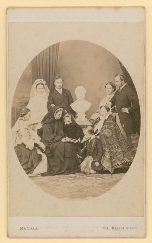 Il Principe di Galles, futuro Re Edoardo VII, con la sua nuova moglie, in un gruppo reale, inclusa la Regina Vittoria (foto in b/n) da English Photographer