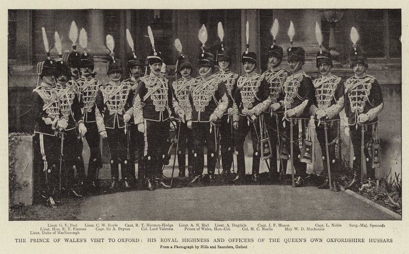 La visita del principe di Galles a Oxford, Sua Altezza Reale e gli ufficiali degli Oxfordshire Hussars della regina da English Photographer