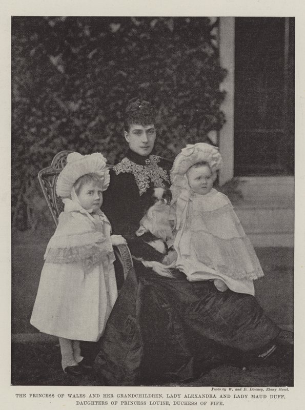 La principessa di Galles e i suoi nipoti, Lady Alexandria e Lady Maud Duff, figlie della principessa Louise, duchessa di Fife da English Photographer